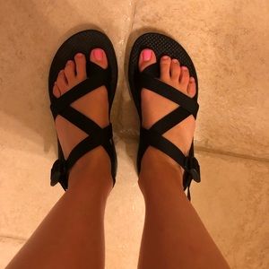 WOMEN’S SIZE 8 BLACK SINGLE STRAP CHACOS!